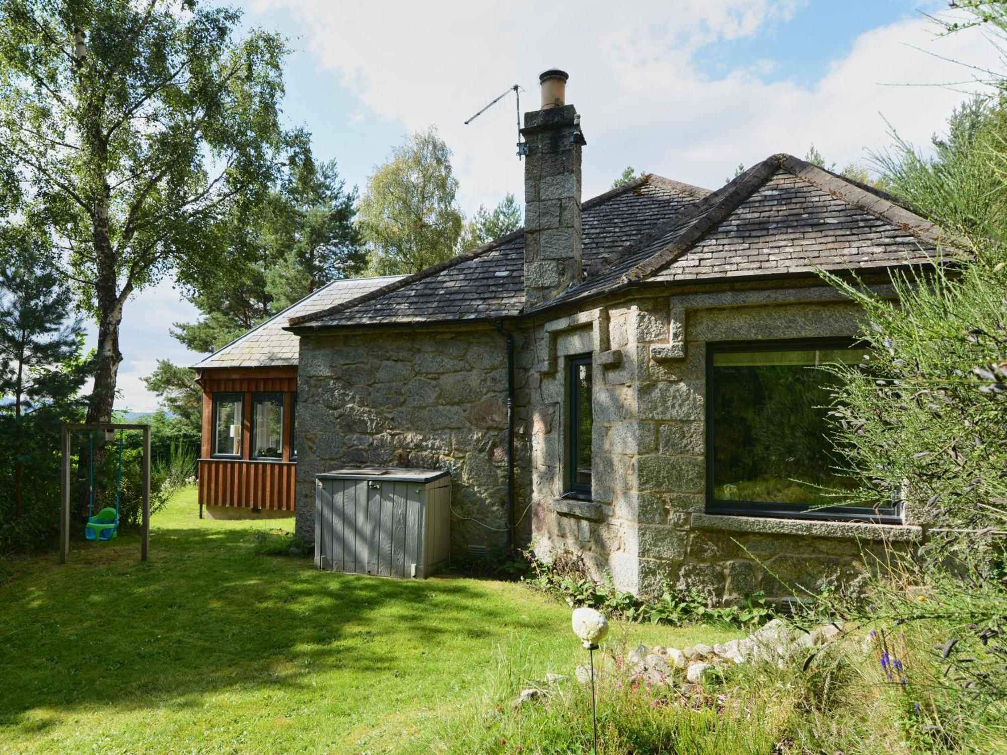 Amazing Cottage With Private Indoor Swim Pool And Hot Tub Grantown-on-Spey Eksteriør bilde